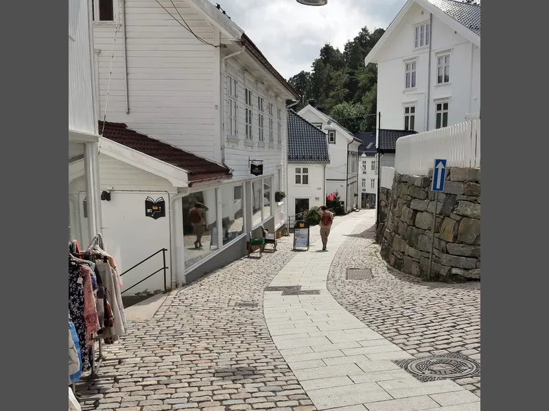 Den nyrehabiliterte Holgata i Tvedestrand. Foto: Asplan Viak