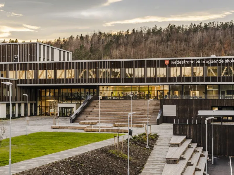 Utendørs fasade og inngangsparti. Foto