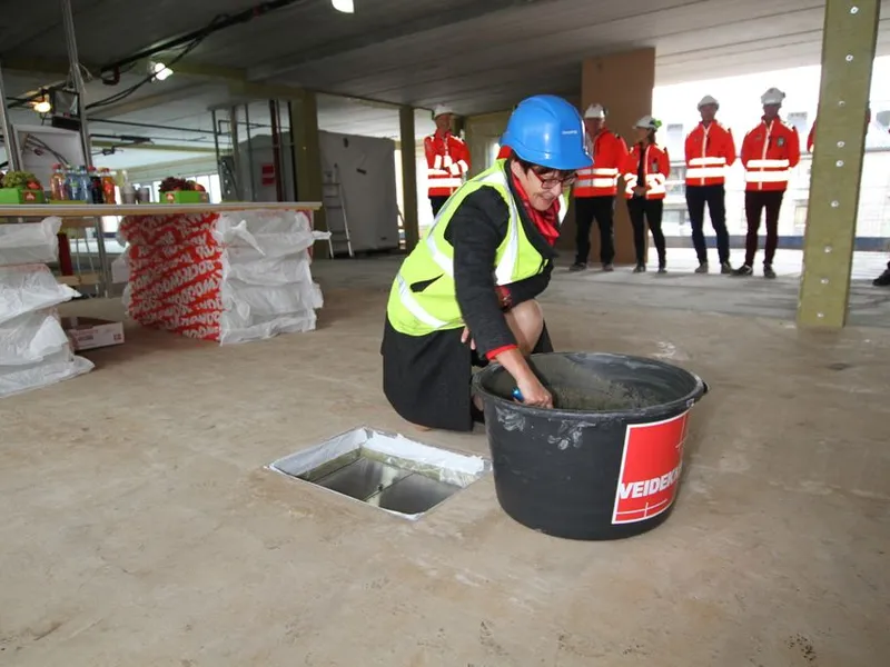 Eldrebyråd i Oslo, Aud Kvalbein, har lagt ned grunnsteinen ved Ullerntunet bo- og behandlingssenter. Ullerntunet skal bli Norges mest miljøvennlige og energieffektive sykehjem, når det tas i bruk i 2017.