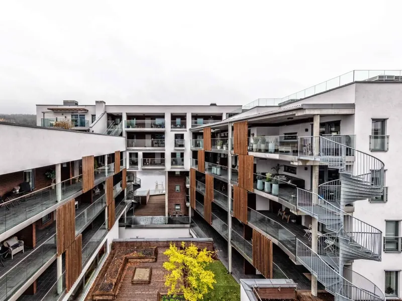  - Det startet med tre kontorbygg på midten av 2000-tallet. I dag kan du ta deg en øl på hele 12 ulike steder langs Union brygge. Ulike arkitektoniske stiler og et ønske om mangfold har gitt området særpreg og motivert befolkningen til å ta det i bruk. 