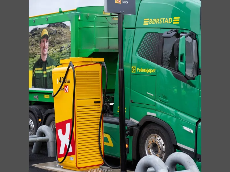 Kunde ved tungbilladeplassen hos Uno-X 7-Eleven Alfaset