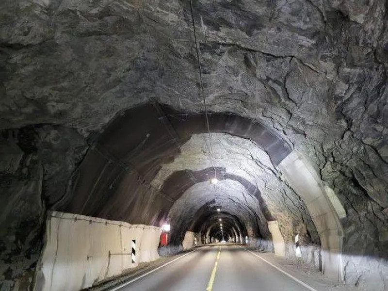 Slik var belysninga i tunnelen, før ubetring med kabelbru. Foto: Statens vegvesen