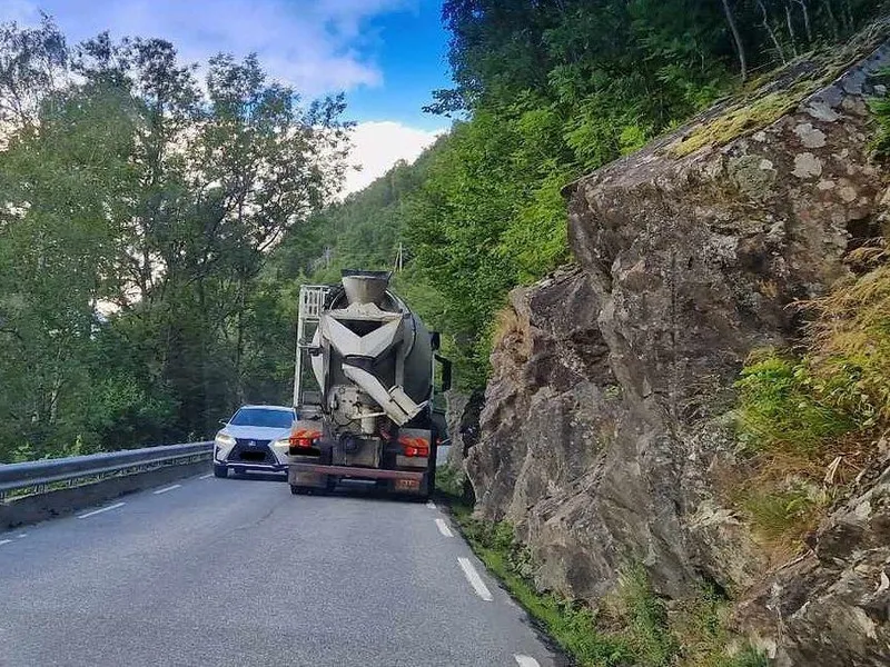 Rv13 smal vei, kjøretøy kan ikke møtes. Personbil møter lastebil.