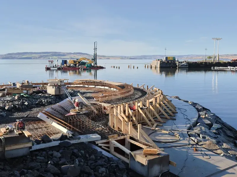 Solplassen blir en sirkelformet møteplass med nedtrapping mot Mjøsa og 360 graders utsikt over byen og vannet.