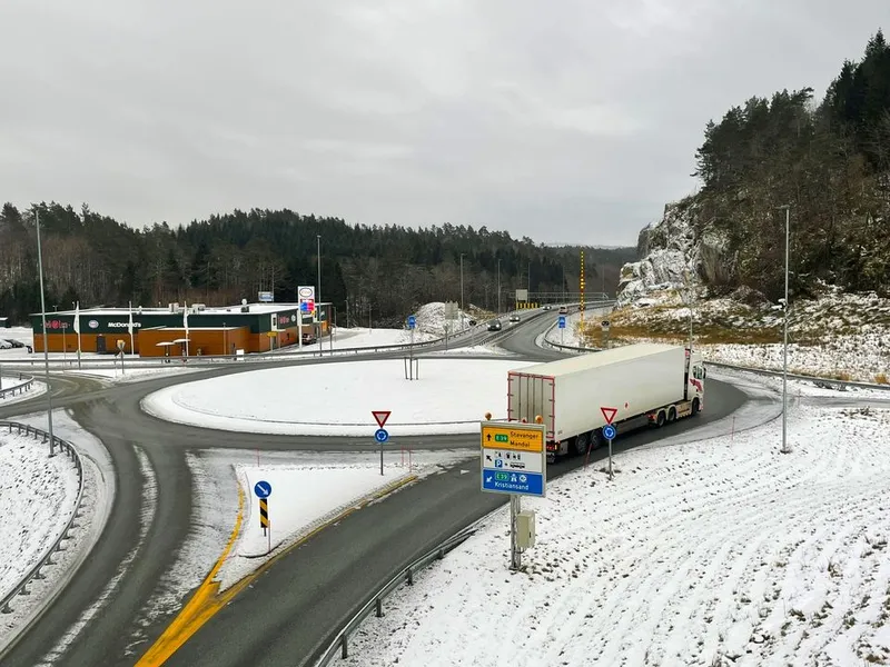 Tilførselsvei: Fra Mandalskrysset er det bygget tilførselsvei til sentrumsnært Mandal, hvor nybygd E39 kobles sammen med resterende E39.