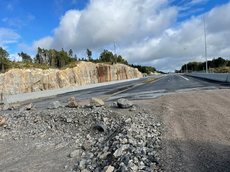 Her ender foreløpig ny E39 vestover fra Kristiansand - i Mandalskrysset. Videre vestover skal det bygges ny firefelts vei. Tre entreprenører er invitert til å gi tilbud på bygging.