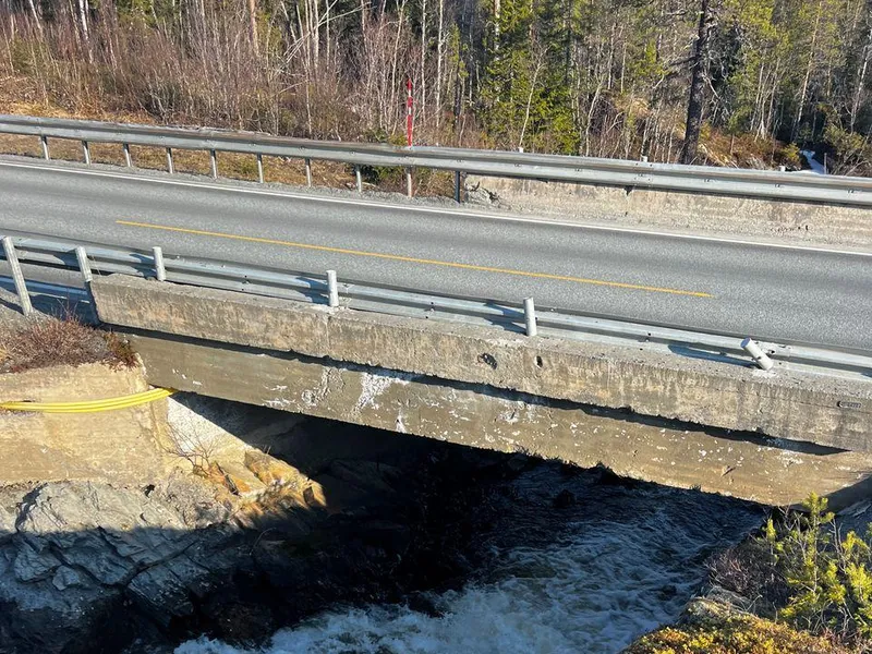 Trafikken er lagt over på en midlertidig bru mens Tevla bru på E14 rives og bygges på nytt.