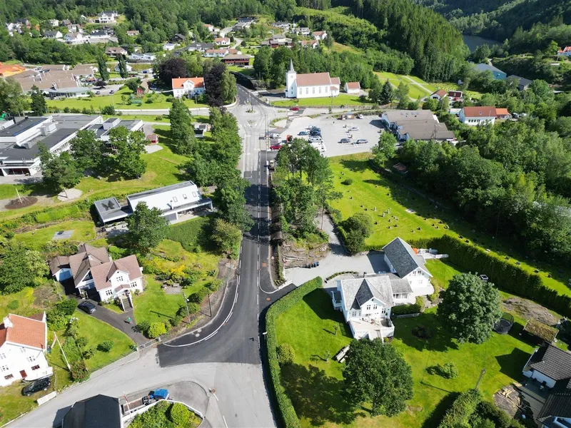 Fortau og kirke - Klikk for stort bilde