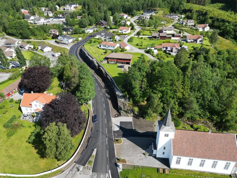 Kirke og fortau - Klikk for stort bilde