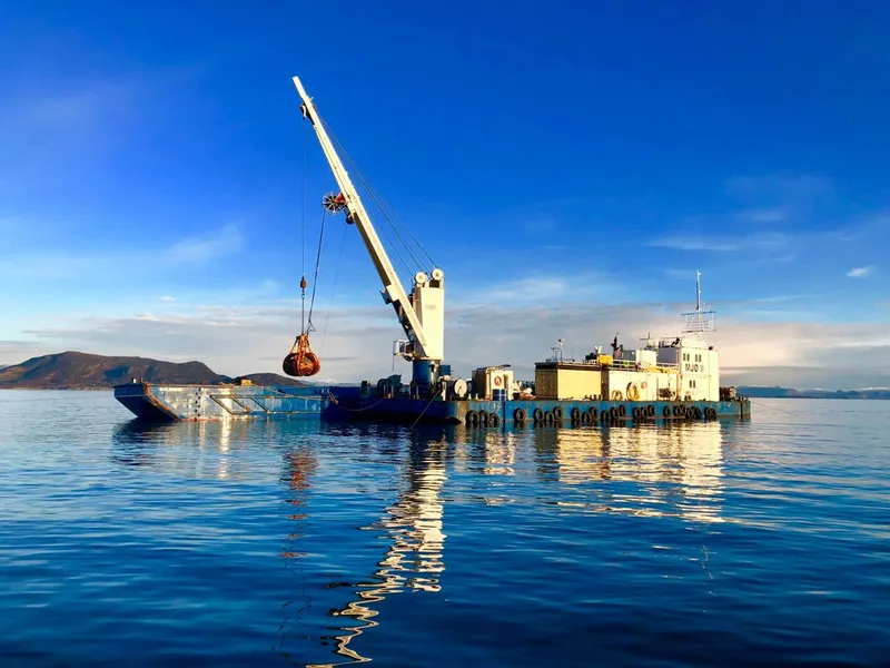 Sjøentreprenørens fartøy Mjø II i arbeid på havnen ved Kværners verft på Stord i Hordaland, der den største jobben i selskapets historie foregår nå. Foto: NCC