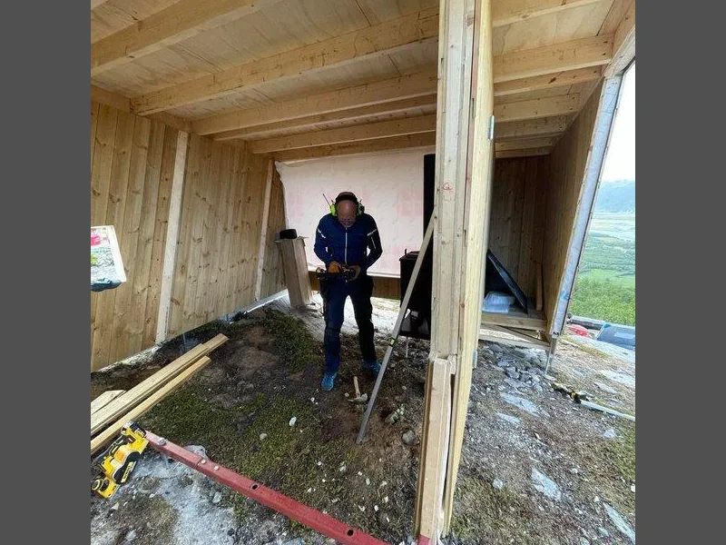 Mann som arbeider med dagsturhytta