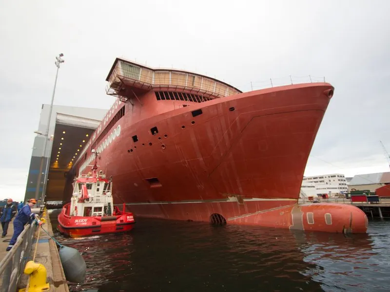 Skroget til verdens største plug-in hybrid skip på plass ved Ulstein Verft. Foto: Ulstein Verft