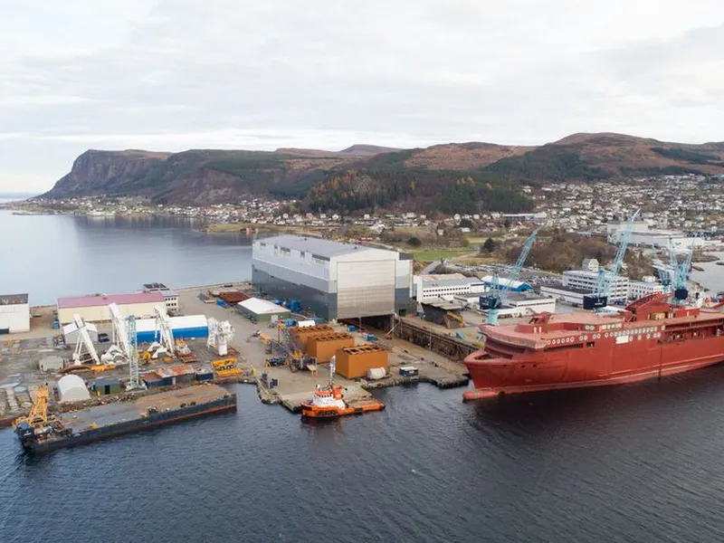 Color Hyrbid til kai ved Ulstein Verft. Foto: Ulstein Verft