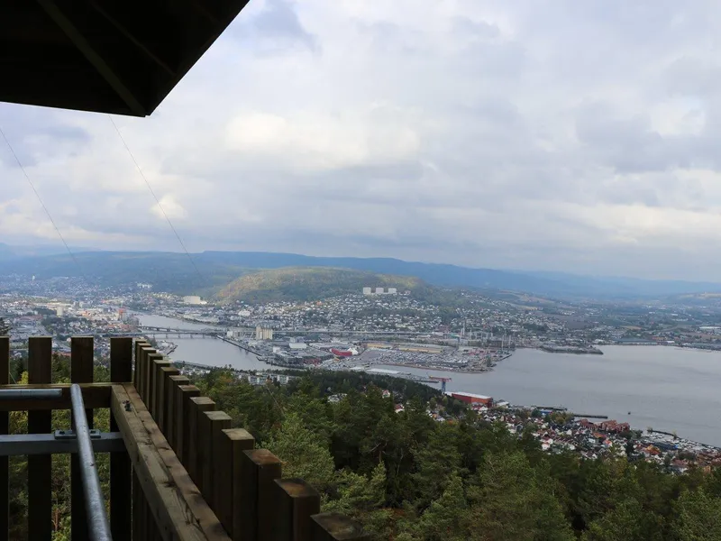 Utsikt over Drammen med litt av fjorden fra toppen av et utsiktstårn i nærheten av Åskollen.