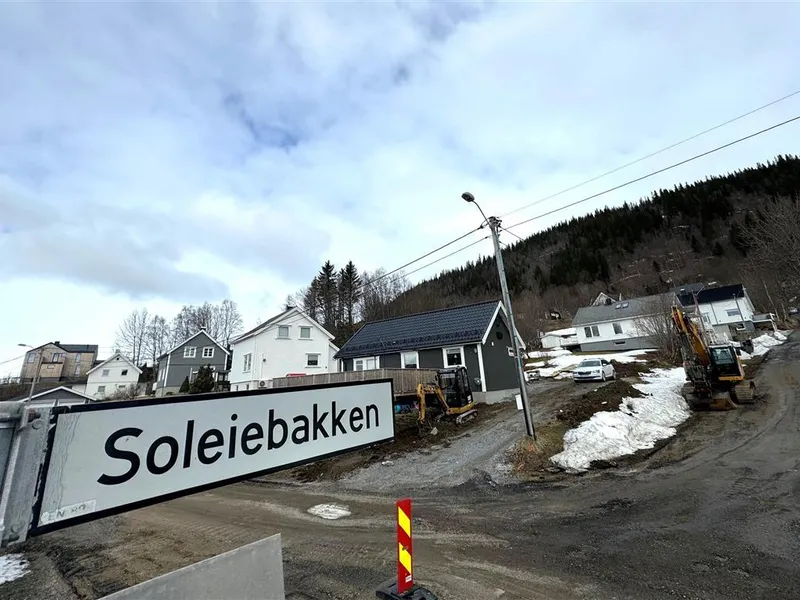 Gatenavnskilt med navnet Soleiebakken ved et kryss i ei gate.  Foto - Klikk for stort bilde
