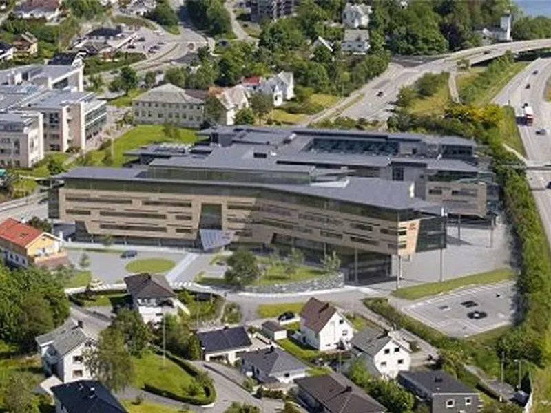 Bygget som Skanska skal realisere er et tilbygg til dagens eksisterende kompetansesenter. Tilbygget vil utgjøre 15.000 m2 BTA fordelt på syv etasjer pluss underetasje. I underetasjen og deler av 1. etasje vil man også bygge parkeringsanlegg. Ill. Sandbakk & Pettersen AS.