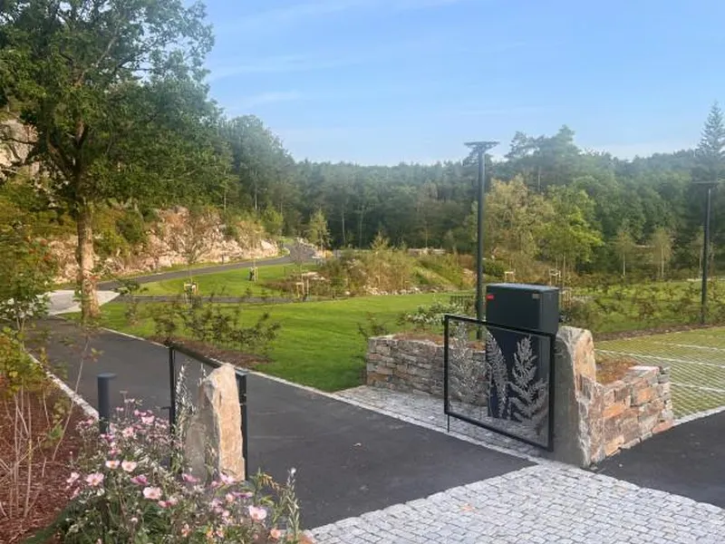 Bildet viser hvordan den nye delen av gravplassen er opparbeidet til et flott parkområde.