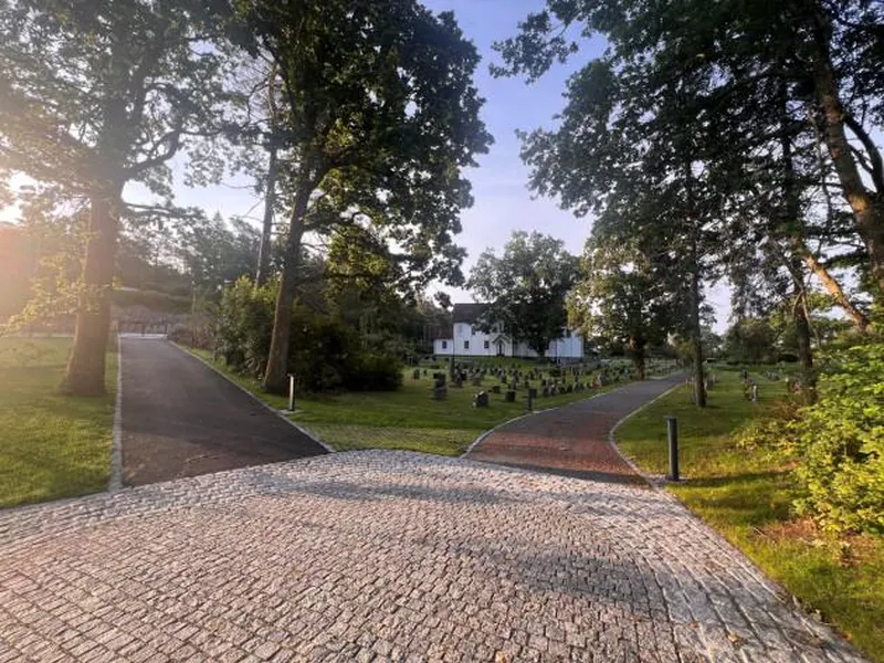 Bildet viser hvordan den nye og den gamle delen av gravplassen bindes sammen via et sømløst koblingspunkt.