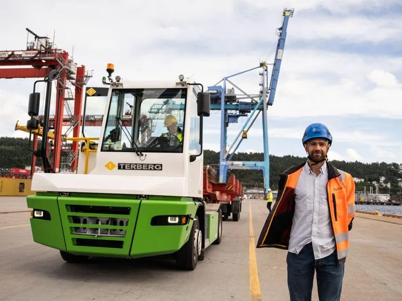 ELEKTRISK: Maritime Truck har en avtale om å levere terminaltraktortjenester til Yilport Oslo på timebasis. Selskapet tester nå elektriske terminaltraktorer på containerterminalen. Testene skal vise om de har tilstrekkelig batterikapasitet og lader raskt nok til å tilfredsstille de høye kravene til effektivitet i forbindelse med losse- og lasteoperasjoner. Alle de store kranene er for lengst elektriske. Jens Eirik Hagen, fagsjef for energiomstilling, leder arbeidet med elektrifiseringen av havna.
