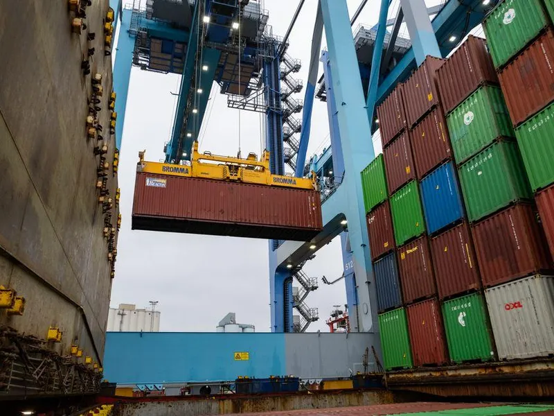 LOSSING: Elektriske sjøkraner losser og laster containerskipene som anløper Yilport Oslo.
