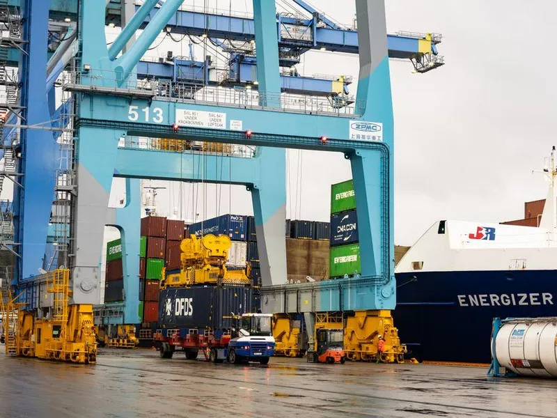 LOSSING: Elektriske sjøkraner losser og laster containerskipene som anløper Yilport Oslo.