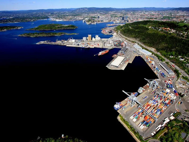 SYDHAVNA 2009: Slik så det ut i Sydhavna i 2009. Den gangen var det containerterminal på Ormsundkaia, nederst til høyre i bildet. - Å flytte containerterminalen bort fra Ormsundkaia har vært vellykket med tanke på arealeffektiviteten i havna og redusert støy fra terminalen. I en bynær havn er godt naboskap og de beste miljøløsningene påkrevd, sier Ingvar M. Mathisen, havnedirektør i Oslo Havn.