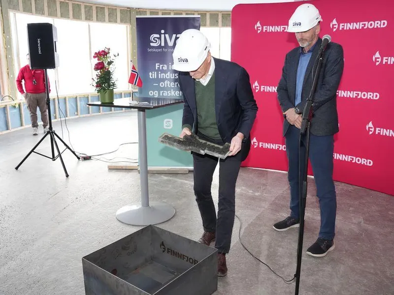 Statsminister Jonas Gahr Støre la denne uken ned grunnsteinen for et nytt service- og administrasjonsbygg ved Finnfjord AS.