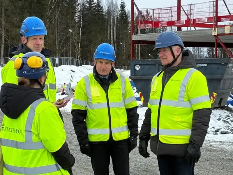 Næringssjef Erik Habberstad, leder for Kriminalomsorgen i Innlandet Jan Korsvold og næringssjef i Hamar, Svein Frydenlund under befaring ved Ilseng fengsel.