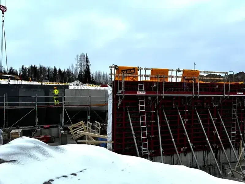 Nybygg reiser seg ved Ilseng fengsel.