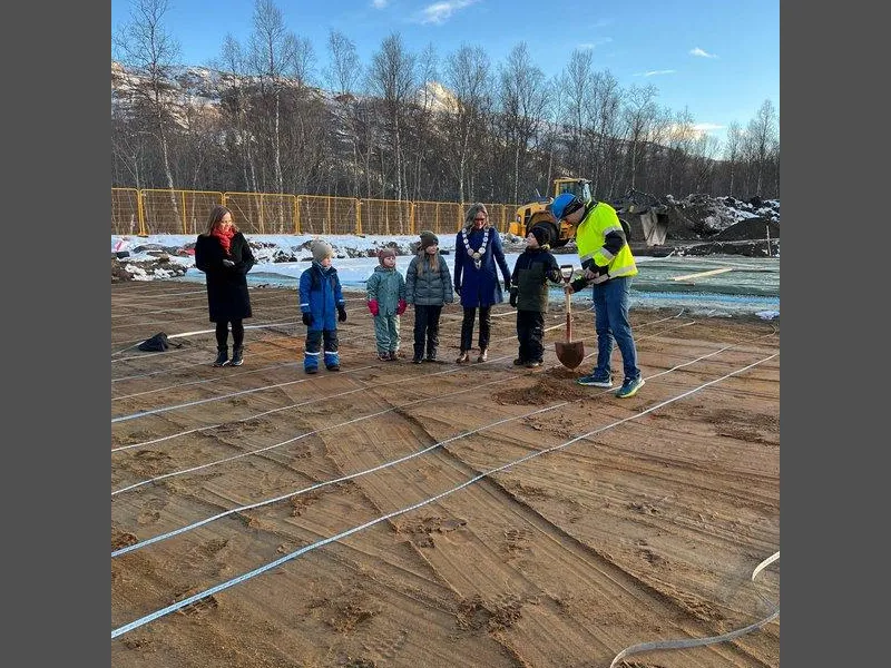 Ordføreren, entrepenøren fra byggingen og de fire barna fra Moan skole legger ned grunnsteinen som skal symbolisere starten av byggingen. Arrangement for nedlegging av grunnstein for nye Moan skole, 15.02.2022.