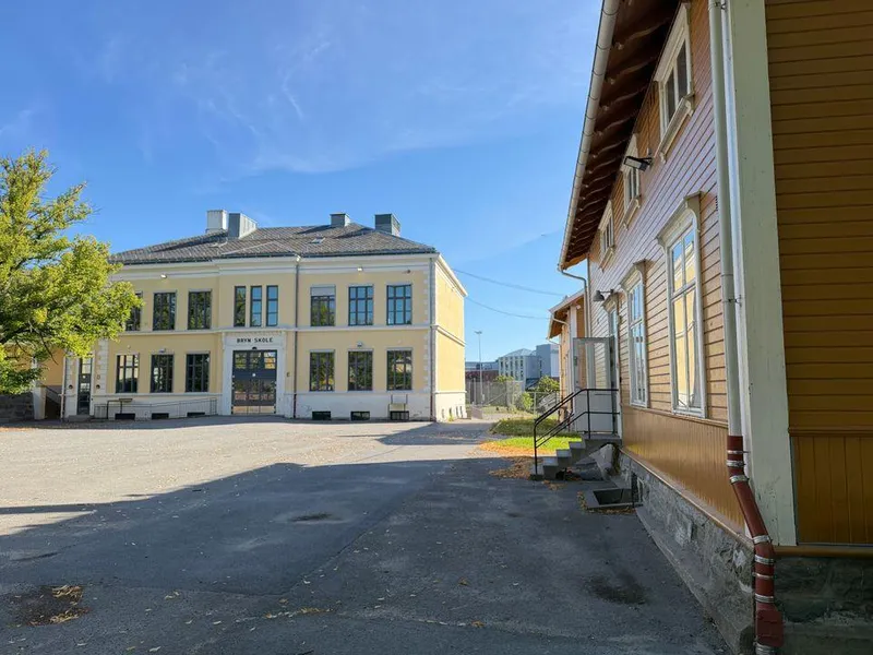 Oslobygg skal rehabilitere det bevaringsverdige hovedbygget og de to sveitservillaene fra 1900 med nytt teknisk anlegg, etterisolering og universell tilgjengelighet.