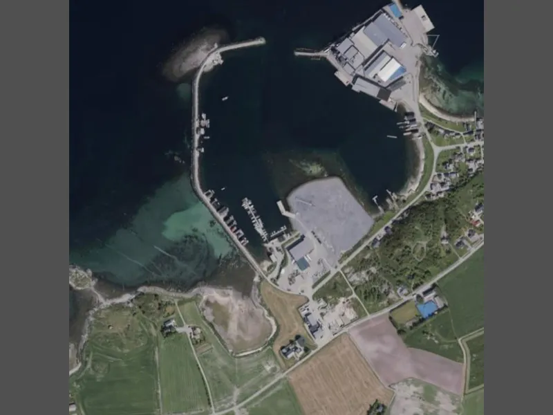 Flyfoto over Uthaug havn - Klikk for stort bilde