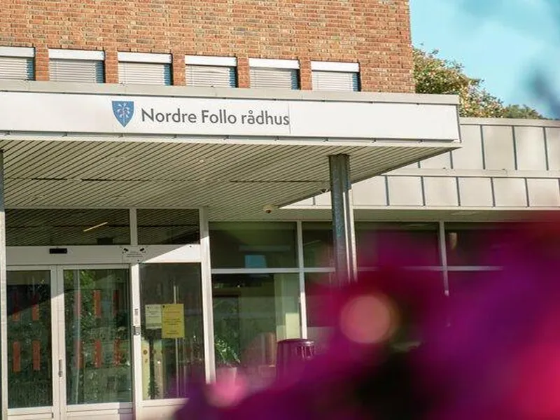 Nordre Follo rådhus inngang i sol oppgangen