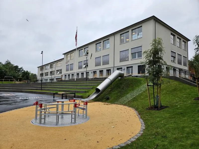 Gamleskolen som er renovert og uteområdet som er oppgradert til bydelspark.