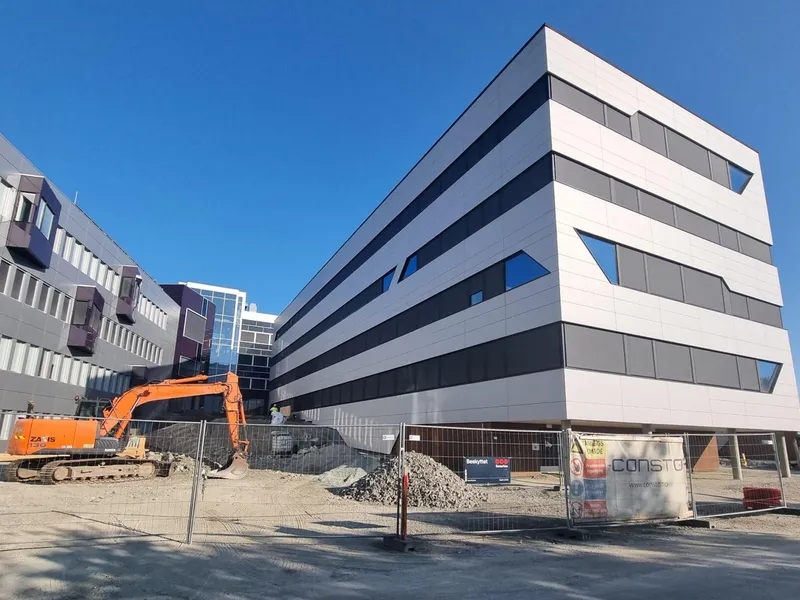 Byggetrinn 4 ved Forskningsparken i Tromsø ble like før jul i fjor overlevert fra Consto til byggherre Siva. Foto: Consto.
