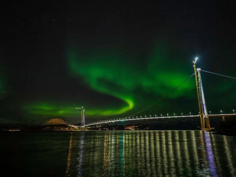 Foto av Hålogalandsbrua på E6 med nordlys.