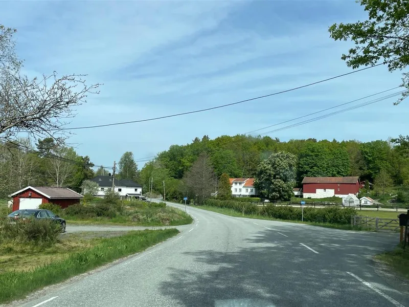 Foto av parti av fylkesveg 3652 mellom Høvåg og Ørsland hvor det ikke er veglys - Klikk for stort bilde