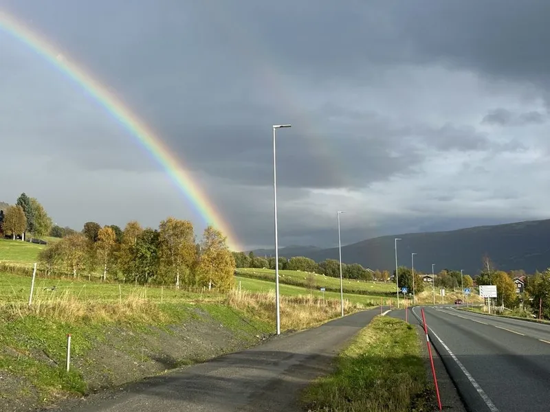 Veglysanlegget ble satt opp i rekordfart og var ferdig allerede i september. Nå håper Statens vegvesen at veglysene fører til at flere sykler og går også i mørketiden.
