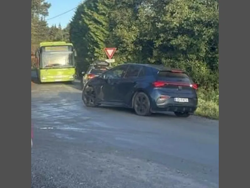 Bilene må rygge for å slippe frem bussen.  - Klikk for stort bilde