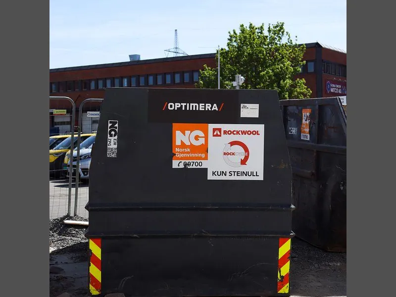 Bilde: Container dedikert til utsortering av ROCKWOOL isolasjon. Kilde: ROCKWOOL Nordics