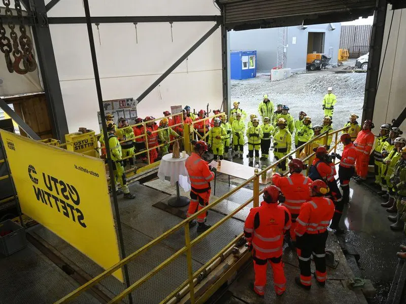 Det var stor feiring på toppen av ventilasjonssjakten etter at salven var gjennomført.
