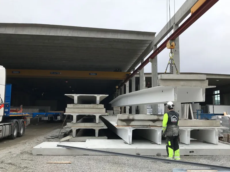 31 meter lange takbjelker er blant elementene som først skal fraktess til byggingen av Smoltanlegget i Hamarøy. Foto: Overhalla Betongbygg.