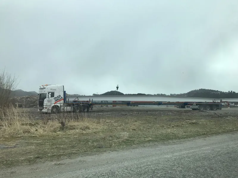 Overhalla Transport kjører elementene fra fabrikken i Overhalla til lektere i Namsos. Foto: Overhalla Betongbygg.