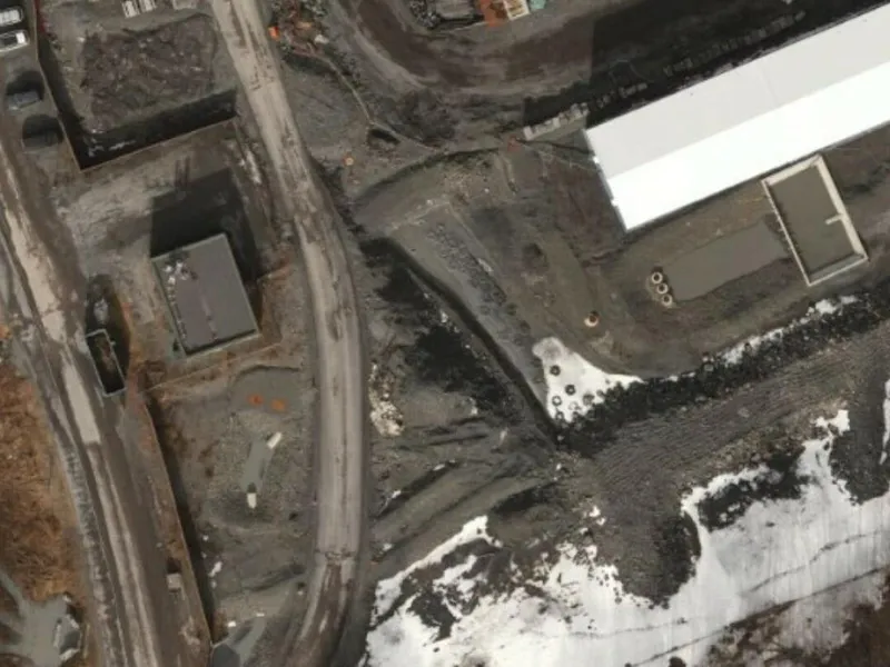 Dronefoto over renseanlegget på Grendehustomta 20. mars. Skjermdump: Skanskas rapport.