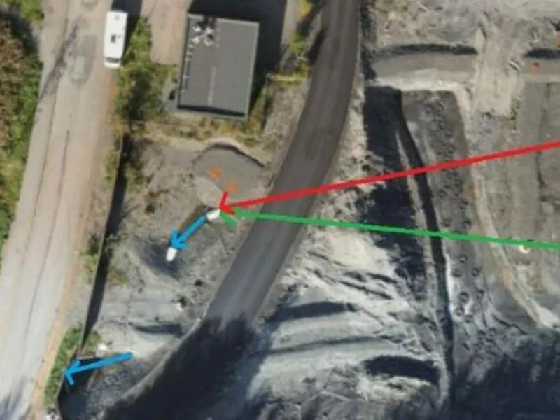 Dronefoto tatt oktober 2023 som illustrerer hvordan vannet ble ført via renseanlegg (røde piler) eller via overløp (grønne piler), og ut til Holtekilen (resipient, blå piler). Skjermdump: Skanskas rapport.