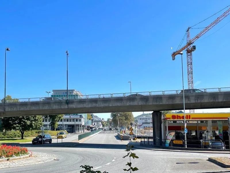 Agder Energi Varme AS foretar en midlertidig omlegging av fjernvarmerør ved Vestre Strandgate. I forbindelse med sammenkobling av de omlagte fjernvarmerørene med eksisterende rør er det behov for stengning av Vestre Strandgate i retning inn mot sentrum. Foto: Statens vegvesen/Samir Kolukcija