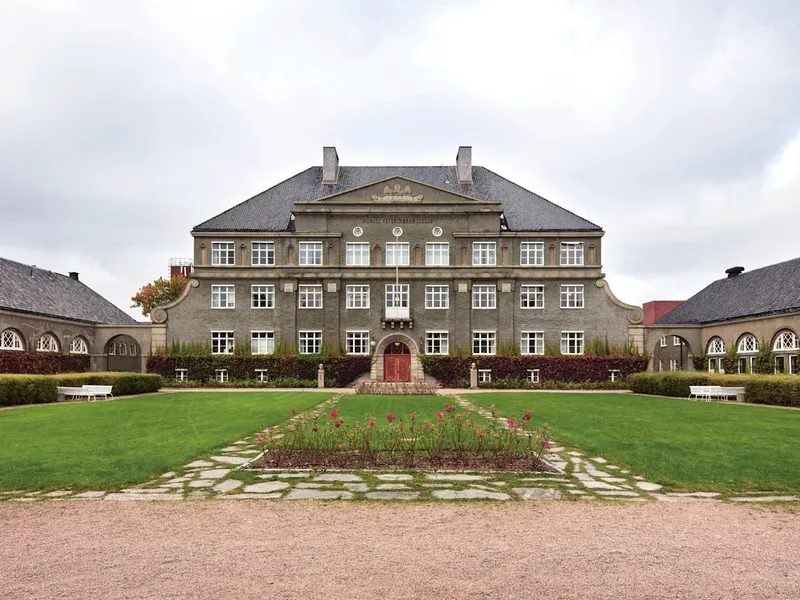 Hovedbygget på Adamstuen
