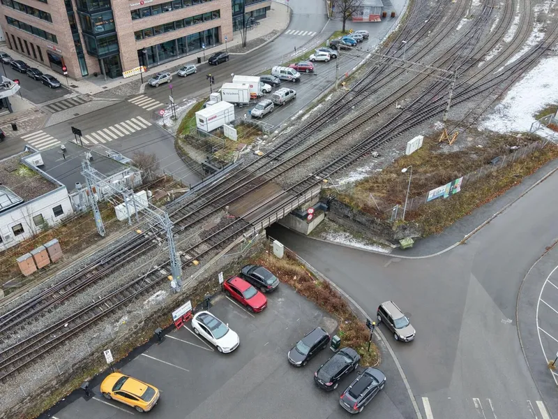 Bane NOR har inngått avtale med NCC for å oppgradere Victoriaundergangen i Hamar.. Dronefoto: Bane Nor.