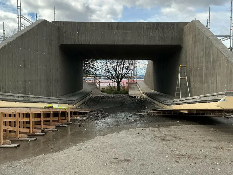 I september skal denne 490 tonn tunge kulverten rulles på plass og erstatte dagens Victoriaundergang i Hamar by.. Foto: Bane Nor