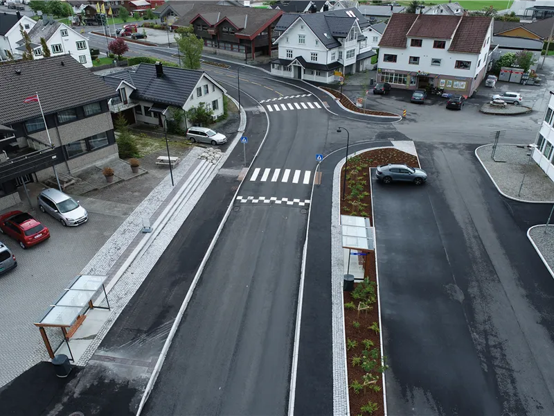 miljøgate med busshaldeplassar og fin trapp - Klikk for stort bilde